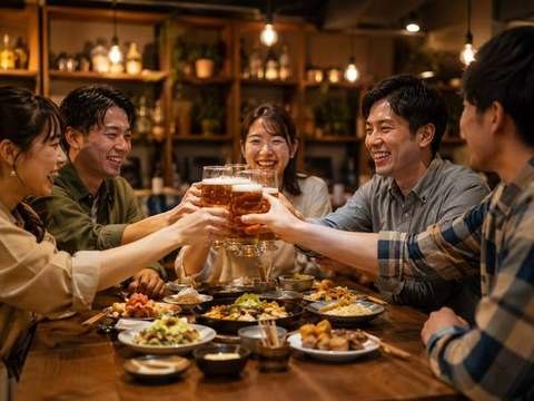 居酒屋での飲み会イベントで交流する20〜40代の社会人